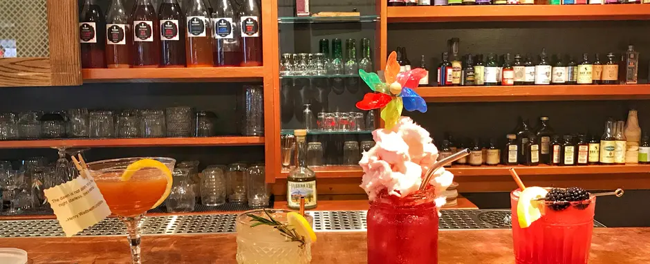 Cocktails and Venas Fizz House
