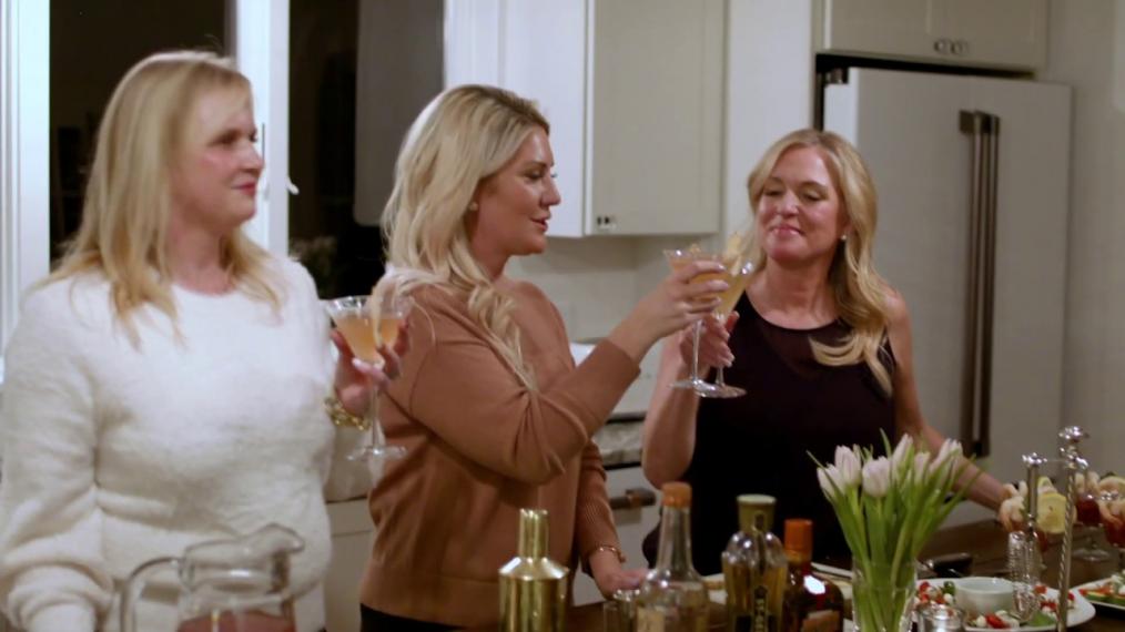 Join Erin Ovalle and Friends as they enjoy a Girls Night in with some fun cocktail making.